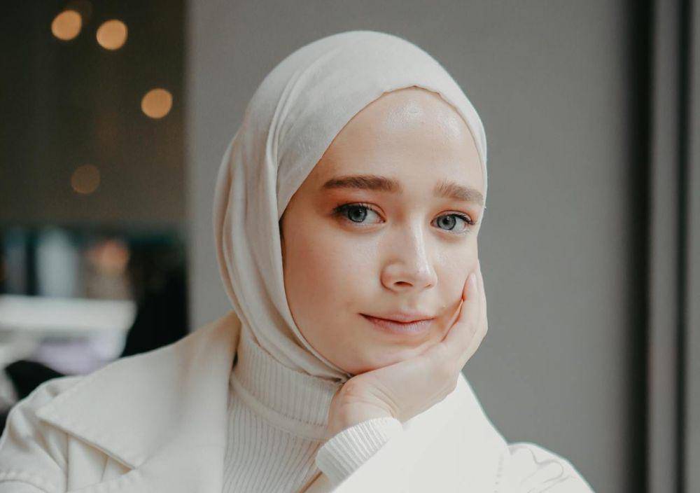 ilustrasi perempuan mengenakan hijab putih (pexels.com/Taha Samet Arslan)