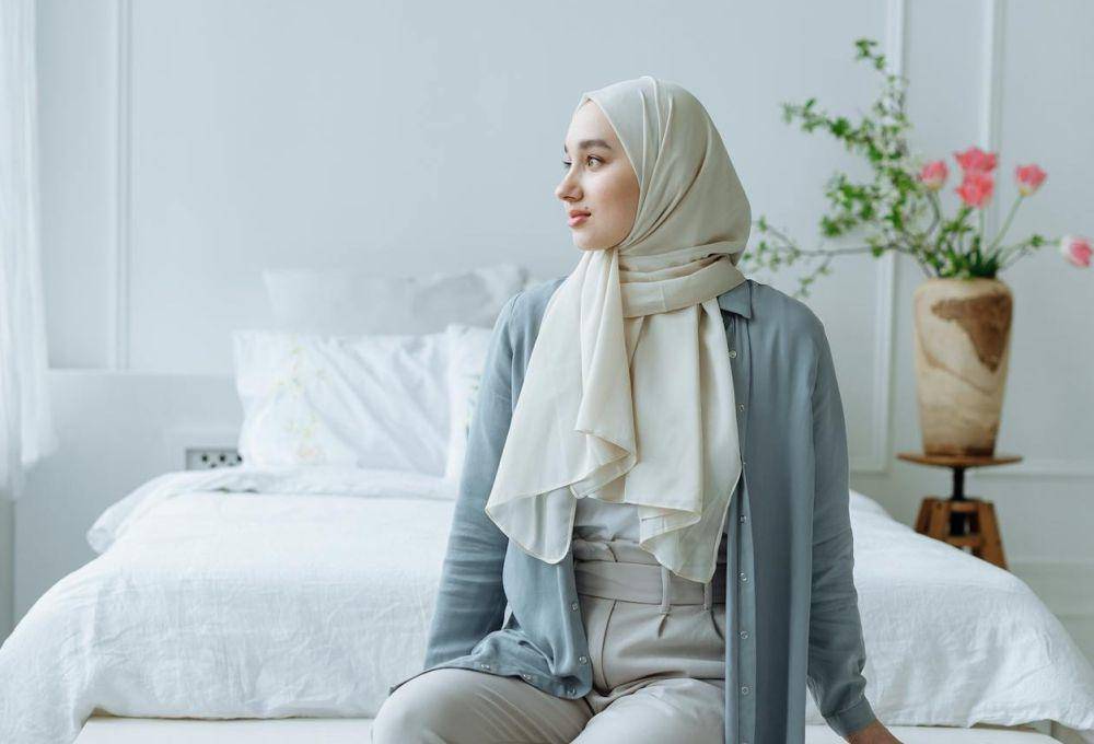 ilustrasi perempuan mengenakan hijab putih (pexels.com/Thirdman)