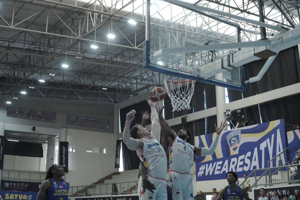 Satya Wacana Salatiga melawan Rajawali Medan pada laga lanjutan Indonesian Basketball League (IBL) 2025 di di GOR Basket Prof. Susilo Wibowo, Undip, Semarang, Sabtu (25/1/2025). (Dok. Satya Wacana Salatiga)