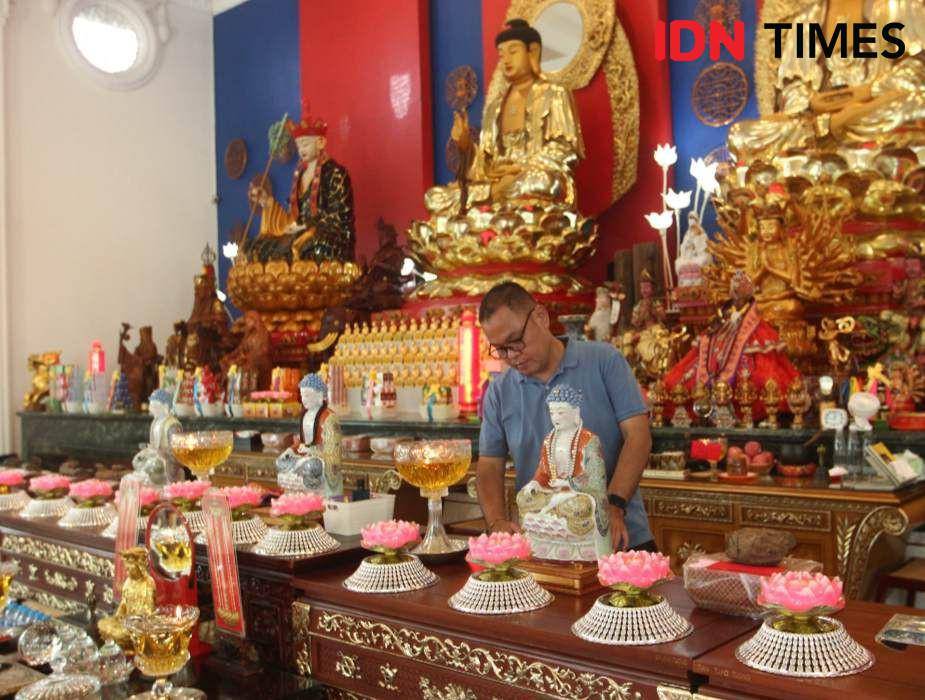Persiapan Vihara Amurwa Bhumi Graha menyambut tahun baru Imlek 2025. (IDN Times/Tama Yudha Wiguna).
