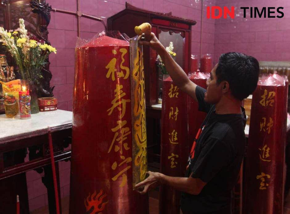 Persiapan Vihara Thay Hin Bio menyambut tahun baru Imlek 2025. (IDN Times/Tama Yudha Wiguna).
