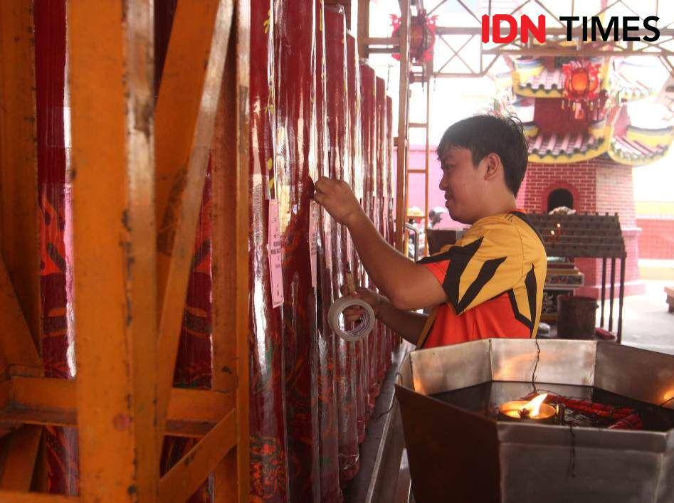 Persiapan Vihara Thay Hin Bio menyambut tahun baru Imlek 2025. (IDN Times/Tama Yudha Wiguna).