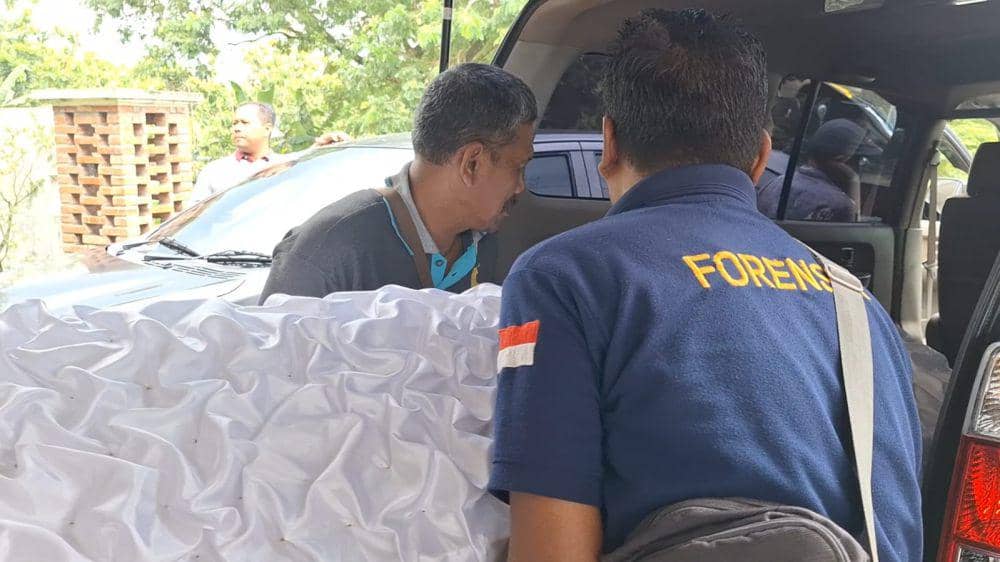Jenazah UH korban mutilasi dalam koper merah di Ngawi diserahkan ke kelurga di Blitar. IDN Times/ Riyanto.