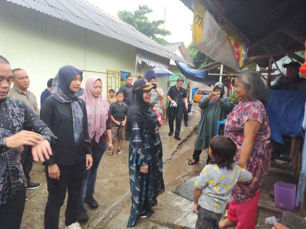 Walikota Bandar Lampung, Eva Dwiana meninjau korban banjir di Teluk Betung Barat. (IDN Times/Muhaimin)