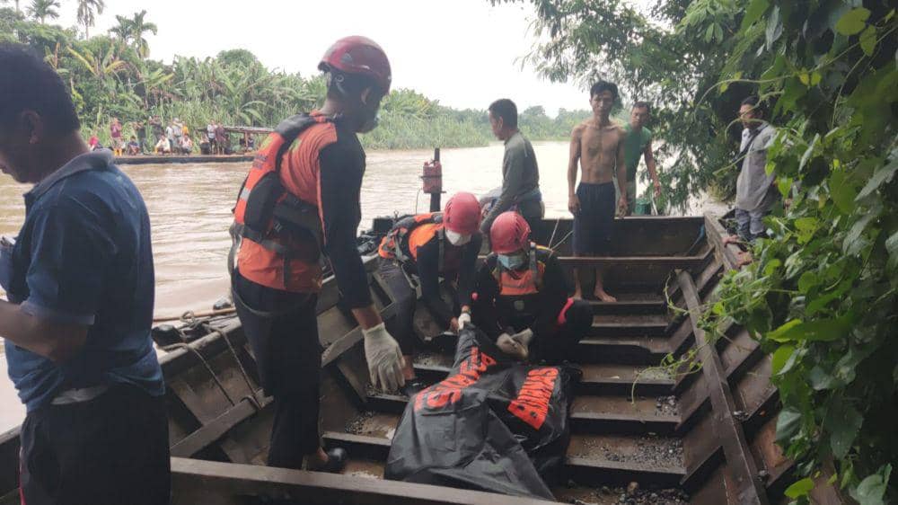 Evakuasi jasad korban tenggelam di Sungai Komering (Dok: Kantor SAR Palembang)