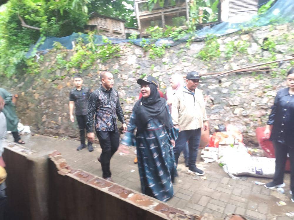 Walikota Bandar Lampung, Eva Dwiana meninjau korban banjir di Teluk Betung Barat. (IDN Times/Muhaimin)