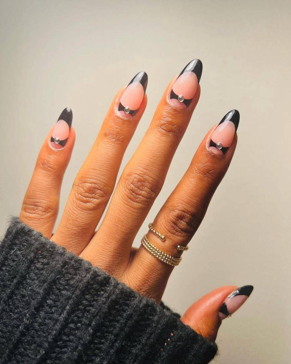 inspirasi nail art 2 warna (instagram.com/brushedbyb_)