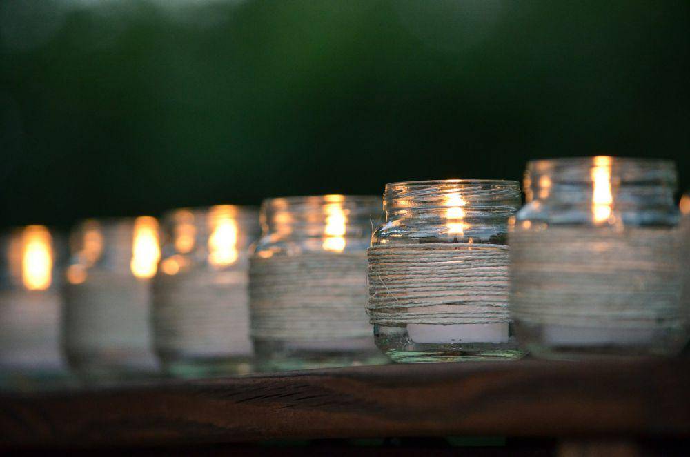 ilustrasi botol selai bekas untuk wadah lilin (unsplash.com/Kelly Sikkema)