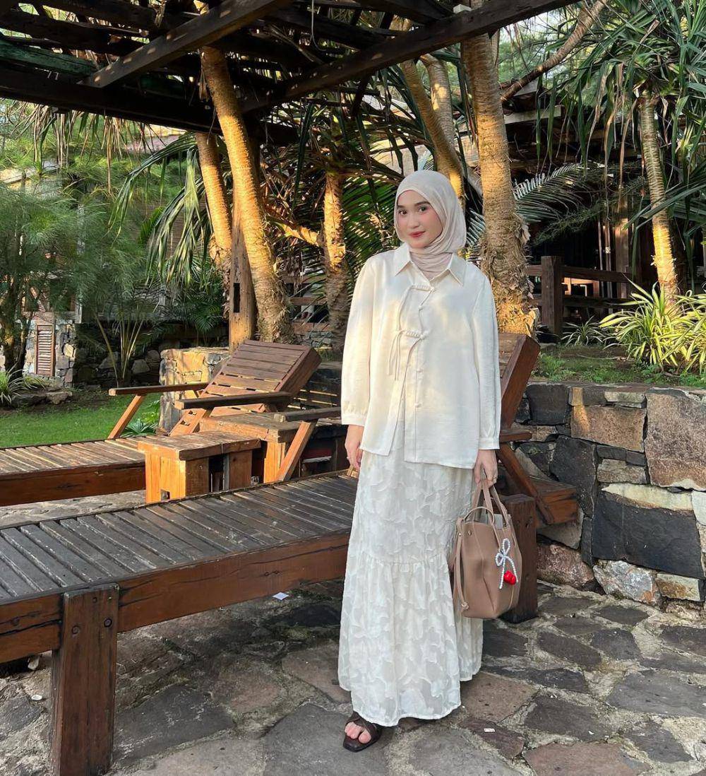 Inspirasi OOTD ala Indah Sundari (instagram.com/cutindahsundari)