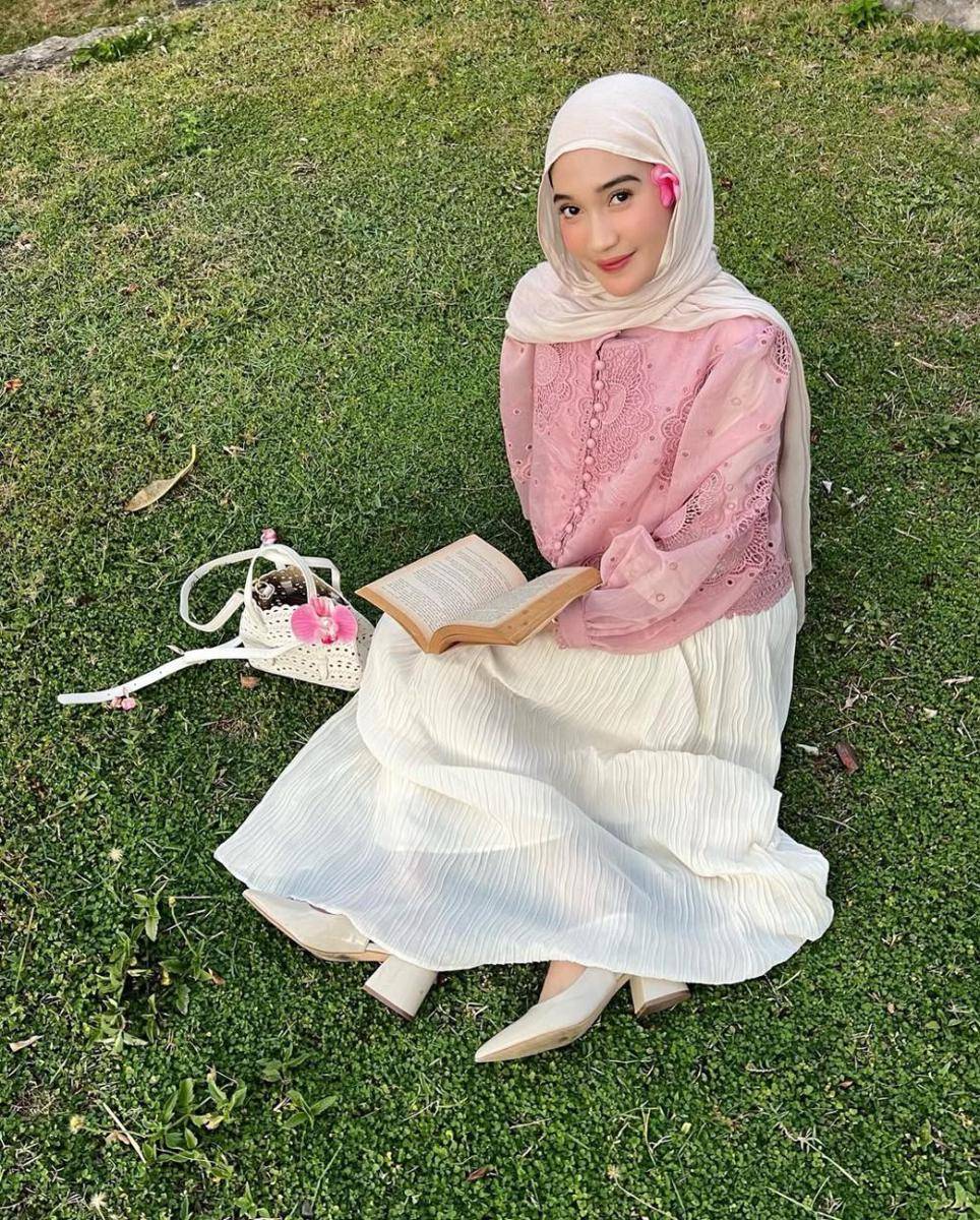 Inspirasi OOTD ala Indah Sundari (instagram.com/cutindahsundari)