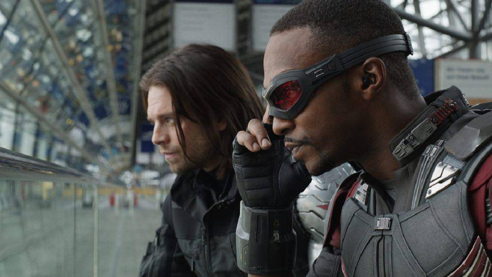 Sam memindai dengan kacamatanya. (dok. Marvel Studios/Captain America: Civil War)
