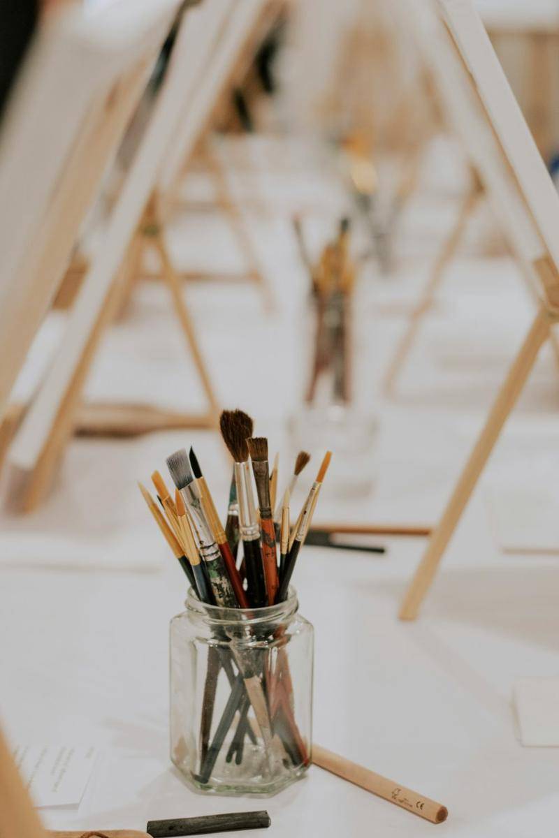 ilustrasi botol selai bekas untuk tempat kuas (unsplash.com/Mieke Campbell)