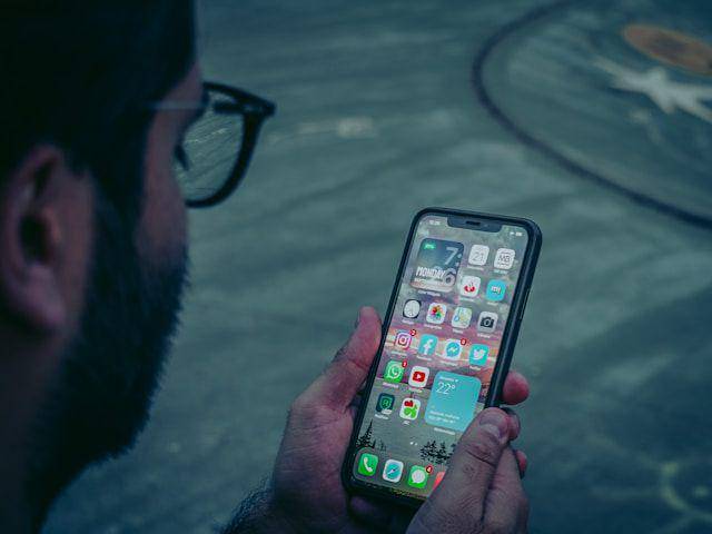 ilustrasi penggunaan smartphone (unsplash.com/@miguelavtomas)