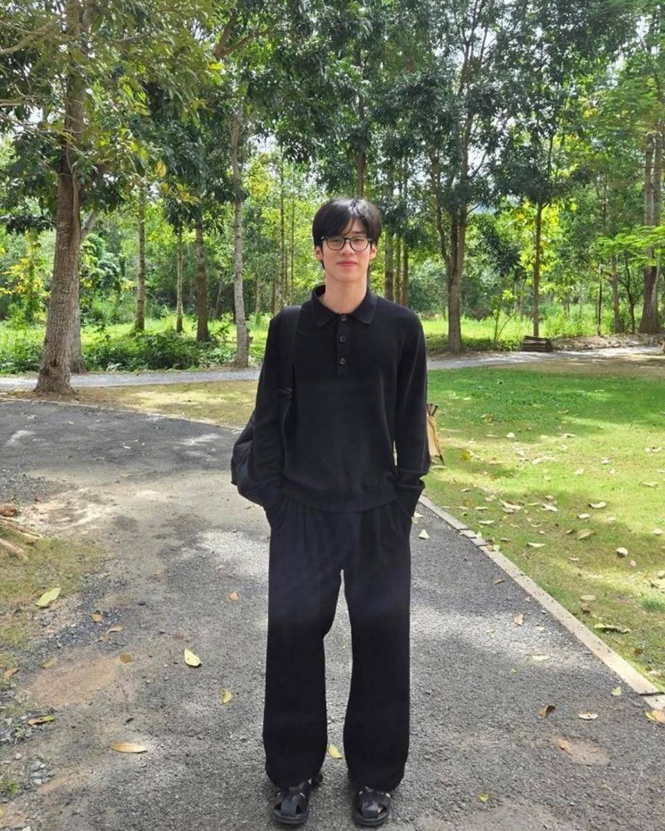 outfit ke kampus ala Peak Peemapol (instagram.com/peakpeemapol)