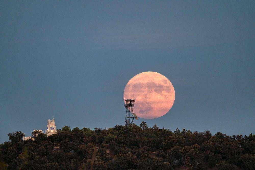 Ilustrasi pemandangan supermoon (pexels.com/Emilio Garcia)