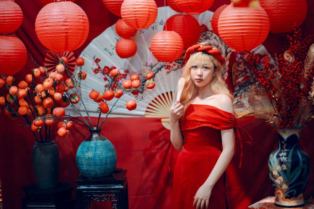 ilustrasi mendekorasi rumah dengan warna merah (Pexels.com/Hải Nguyễn)