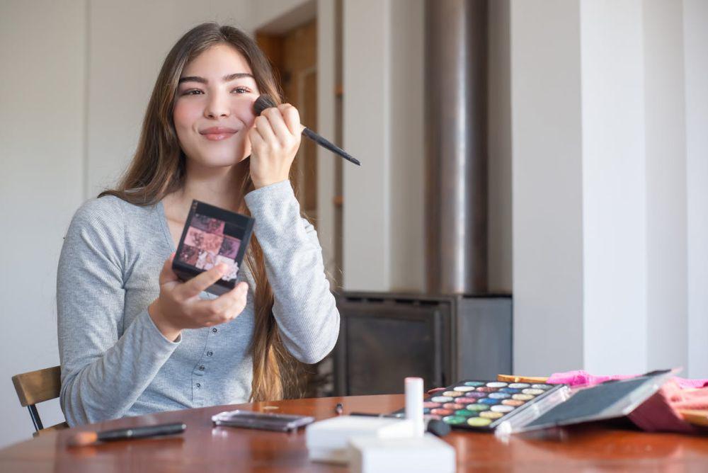 5 Makeup yang Wajib Dibawa saat Travelling