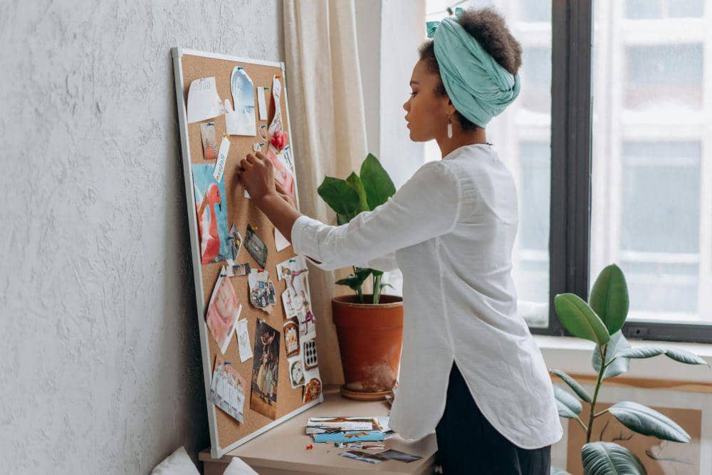Ilustrasi membuat vision board (pexels.com/Mikhail Nilov)