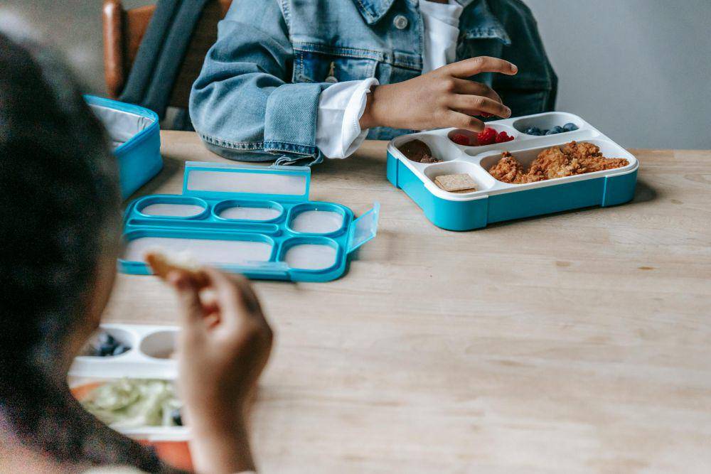 Ilustrasi anak makan camilan (pexels.com/Katerina Holmes)