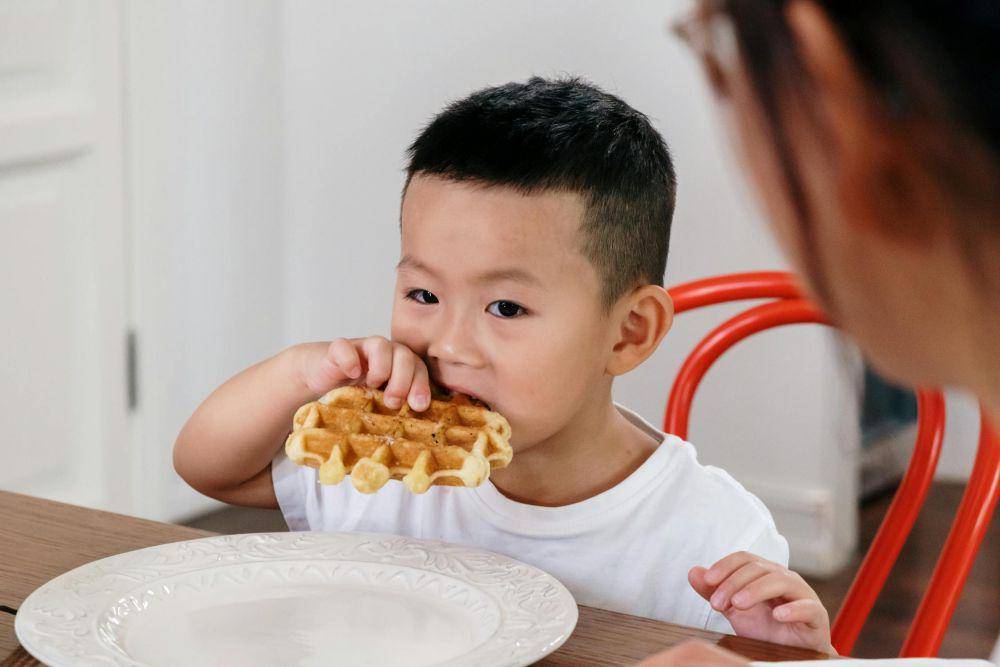 Ilustrasi anak makan camilan (pexels.com/cottonbro studio)