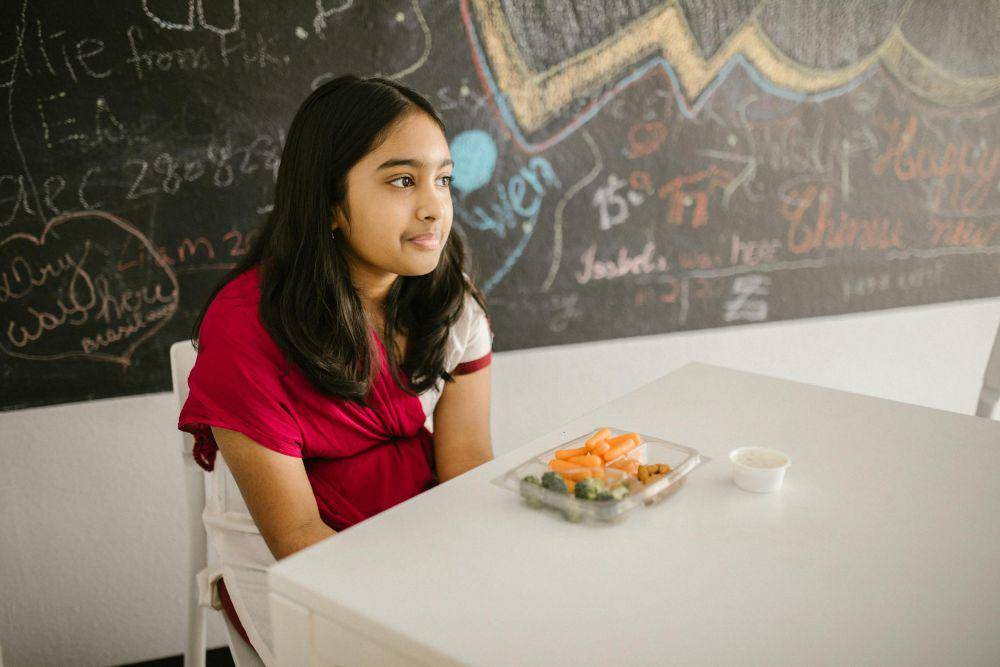 Ilustrasi anak makan camilan (pexels.com/RDNE Stock project)