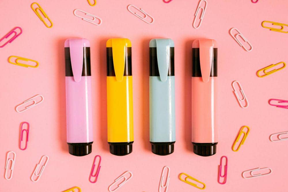 ilustrasi highlighter atau pen marker (pexels.com/Antoni Shkraba)