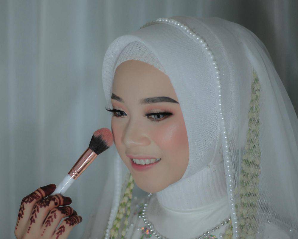 ilustrasi perempuan mengenakan hijab putih (pexels.com/fadhil wy_)
