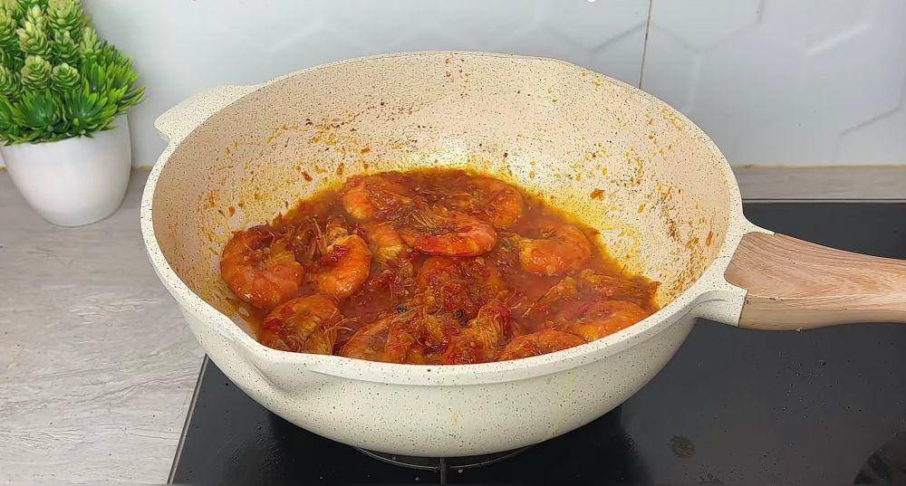ilustrasi memasak udang saus belacan (YouTube.com/Mona Rendra)