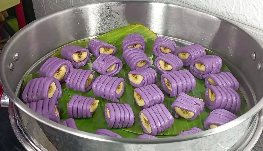 ilustrasi mengukus putu mayang pisang (YouTube.com/Dapur Mak Koesti)