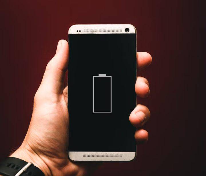 ilustrasi smartphone low battery (unsplash.com/@alex_andrews)