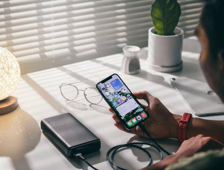 ilustrasi penggunaan smartphone (unsplash.com/@screenpost)