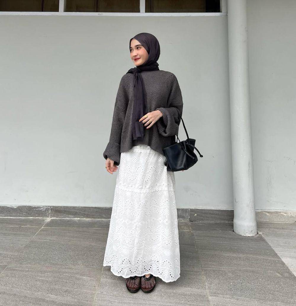 Inspirasi OOTD ala Indah Sundari (instagram.com/cutindahsundari)