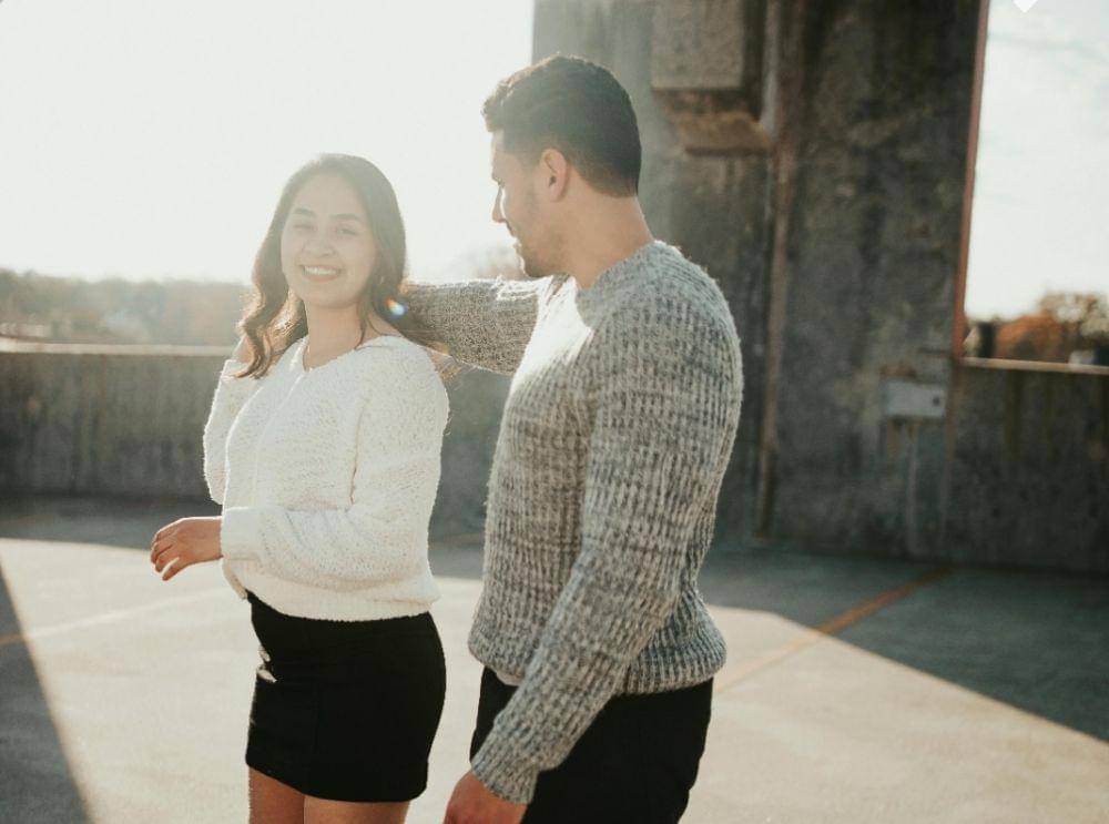 Ilustrasi pasangan clingy (pexels.com/juan vargas)