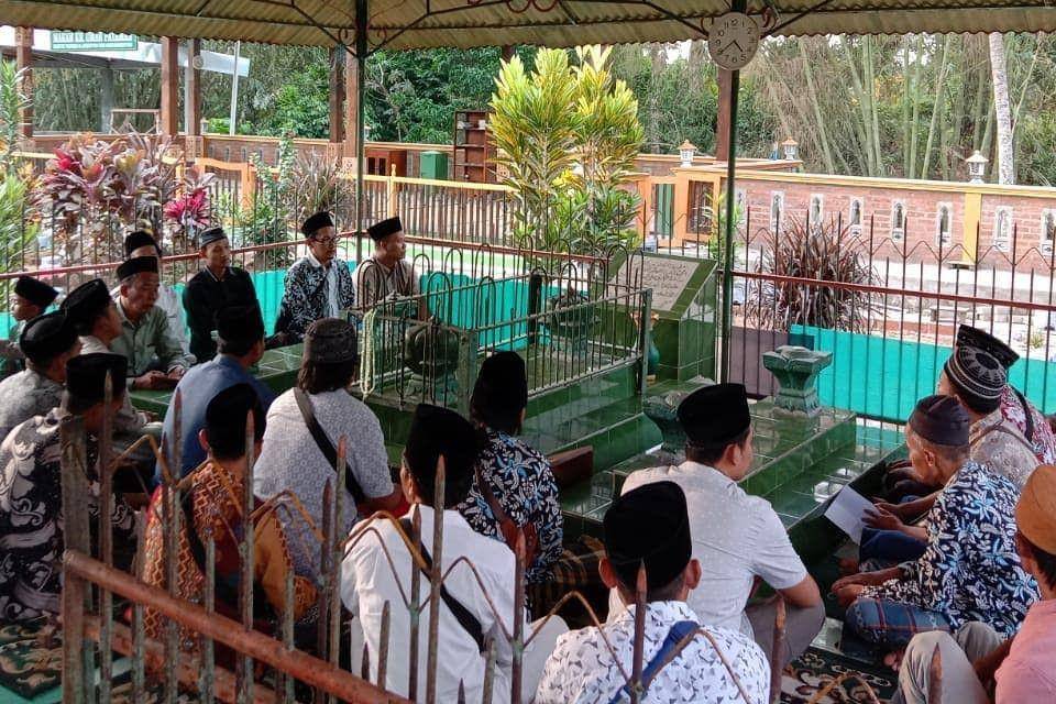 Makam K.H. Anwari Siraj (instagram.com/yadimoedifta57)