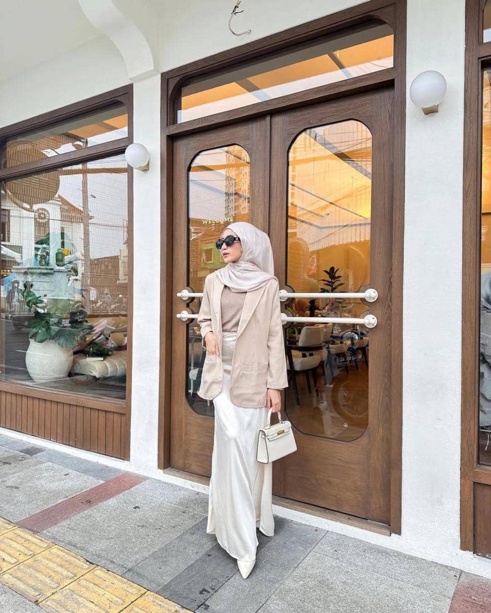 inspirasi outfit hijab dengan blazer (instagram.com/rafikarahmaaa)