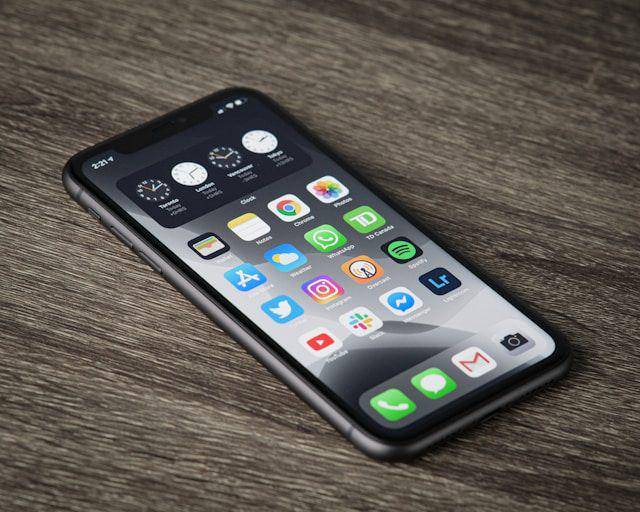 ilustrasi smartphone (unsplash.com/@thombradley)