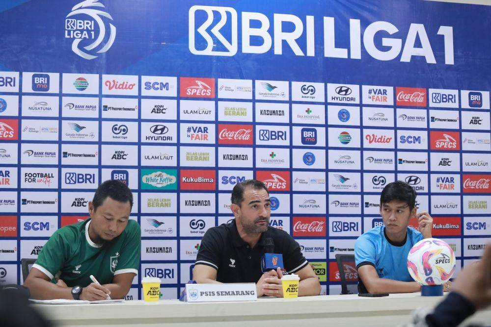 Pelatih PSIS Semarang, Gilbert Agius didampingi pemain Septian David Maulana dalam jumpa pers jelang laga melawan PSBS Biak, Sabtu (25/1/2025). (Dok. PSIS)