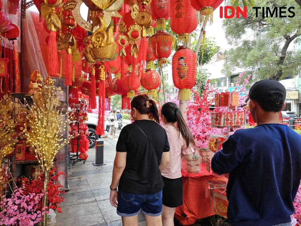 Pernak-pernik Imlek di Glodok Pancoran, Jakarta Barat, diburu warga untuk rayakan Imlek 2025. 