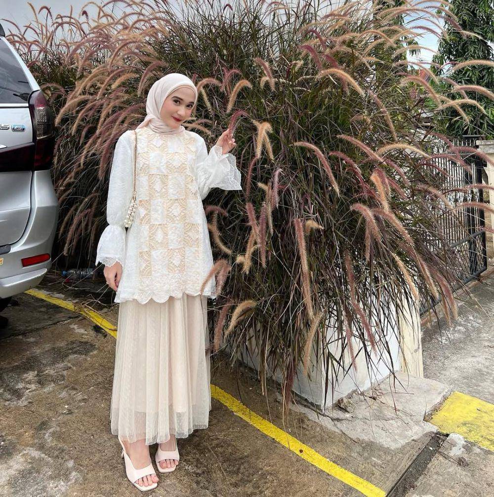 Inspirasi OOTD ala Indah Sundari (instagram.com/cutindahsundari)