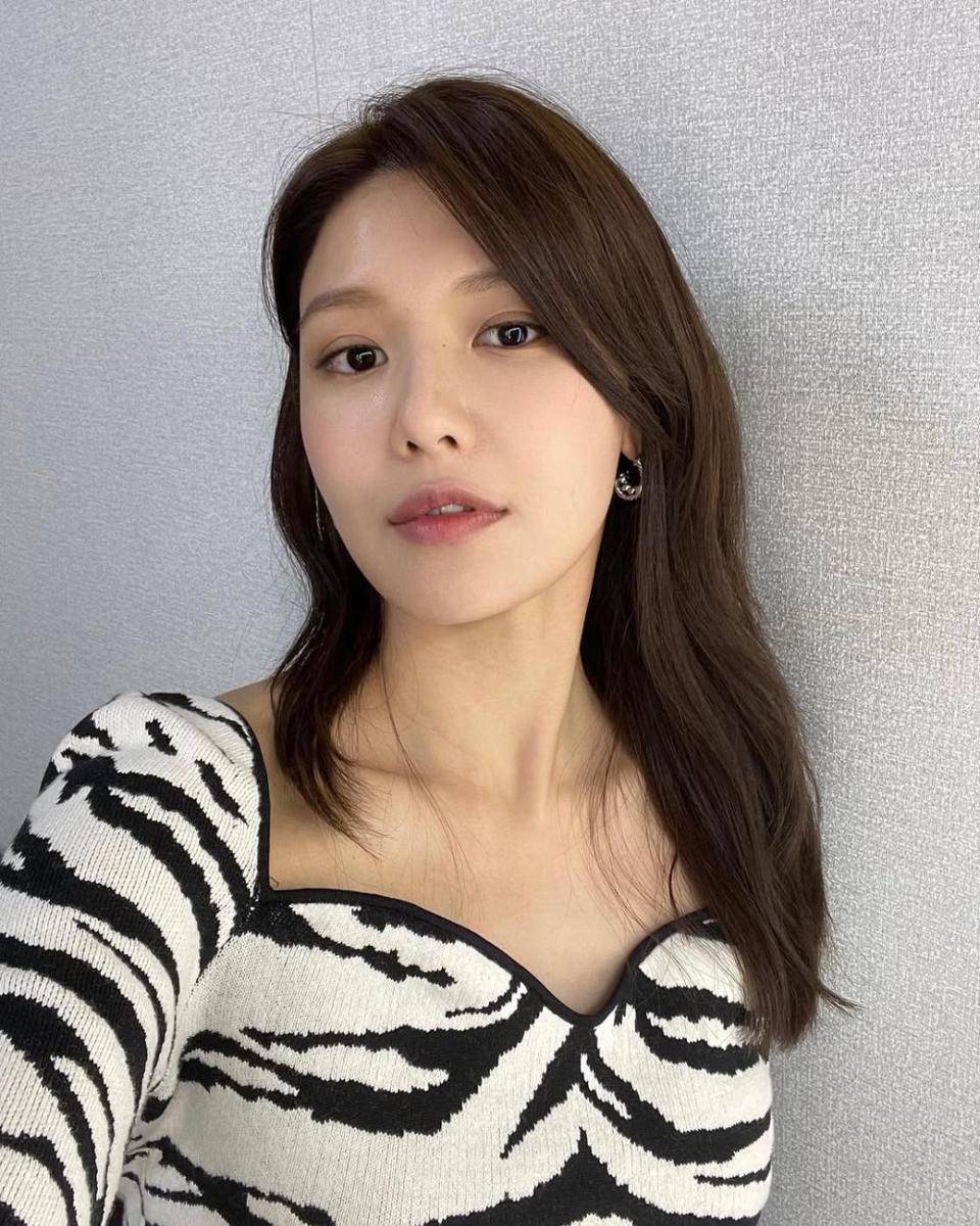 ilustrasi Side-Swept Bangs (instagram.com/sooyoungchoi)