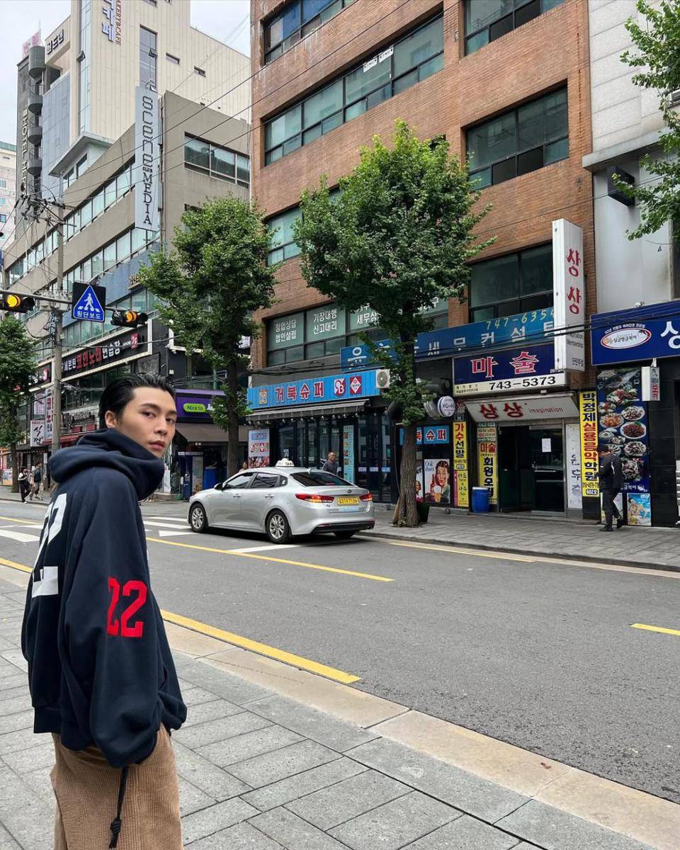 inspirasi outfit street style ala Johnny NCT (instagram.com/johnnyjsuh)