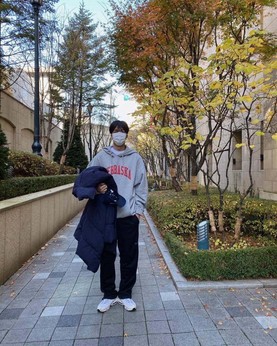 inspirasi OOTD hangout ala Lee Min Ho (instagram.com/actorleeminho)