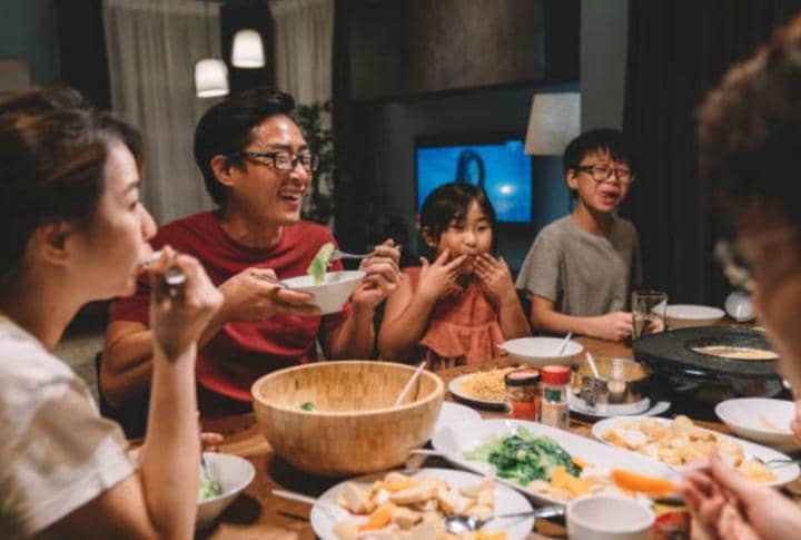 ilustrasi keluarga yang makan bersama (istockphoto.com/Patrick Chu)