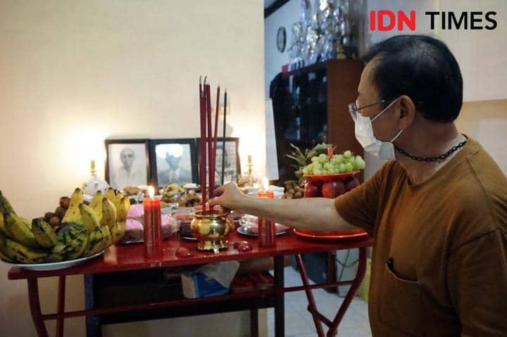 Keluarga tionghoa melakukan tradisi Ji Kau Meh atau sembahyang leluhur saat Imlek. (IDN Times/Anggun Puspitoningrum)