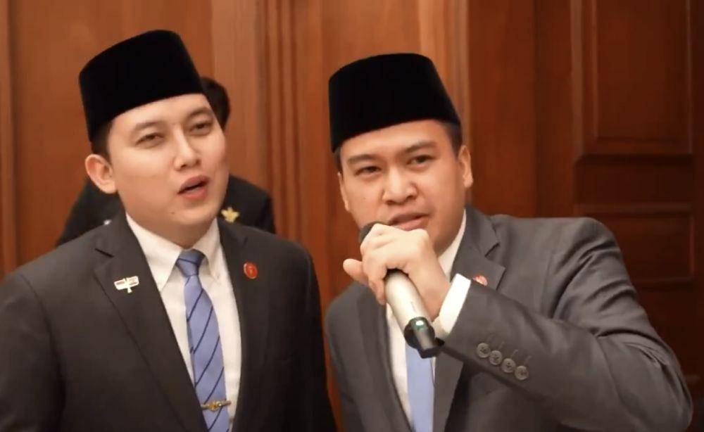 Mayor Teddy, Menlu Sugiono dan ajudan Presiden Prabowo menyanyikan bersama lagu Bollywood ikonik berjudul Kuch Kuch Hota Hai dalam rangkaian kunjungan kenegaraan Presiden RI di India (Dok. Tim Media Prabowo)