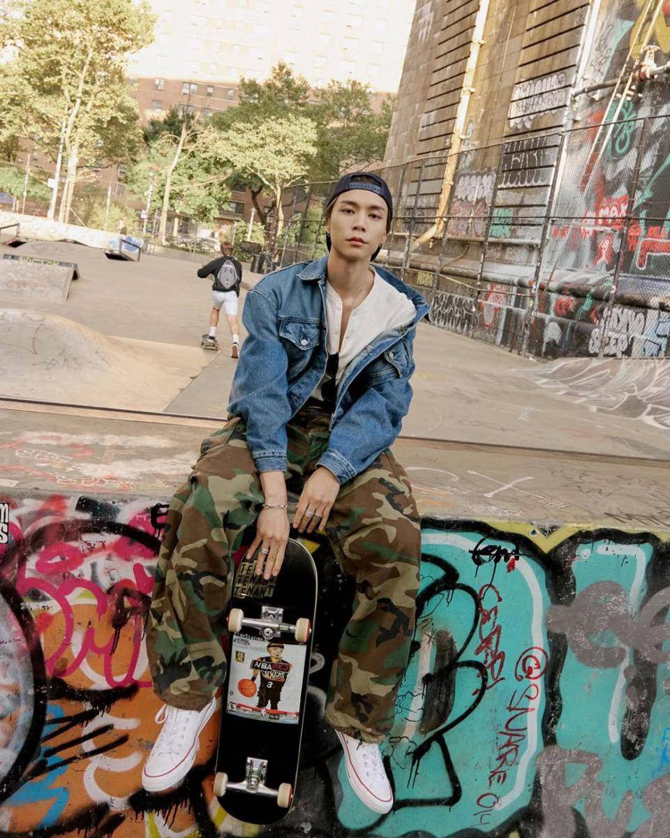 inspirasi outfit street style ala Johnny NCT (instagram.com/johnnyjsuh)