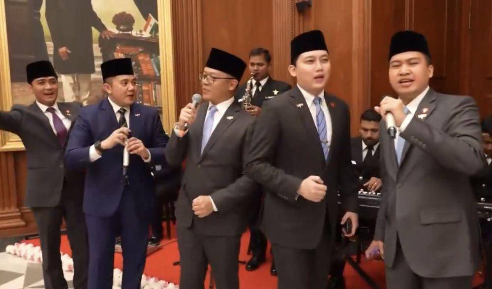 Mayor Teddy, Menlu Sugiono dan ajudan Presiden Prabowo menyanyikan lagu Bollywood ikonik berjudul Kuch Kuch Hota Hai dalam rangkaian kunjungan kenegaraan Presiden RI di India (Dok. Tim Media Prabowo)