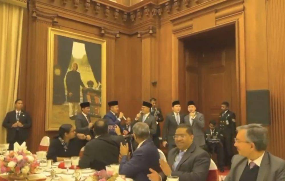 Mayor Teddy, Menlu Sugiono dan ajudan Presiden Prabowo menyanyikan bersama lagu Bollywood ikonik berjudul Kuch Kuch Hota Hai dalam rangkaian kunjungan kenegaraan Presiden RI di India (Dok. Tim Media Prabowo)