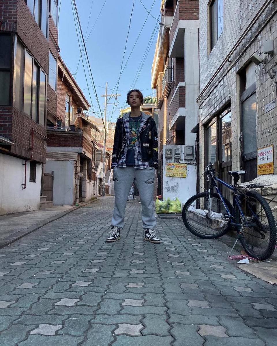 inspirasi outfit street style ala Johnny NCT (instagram.com/johnnyjsuh)