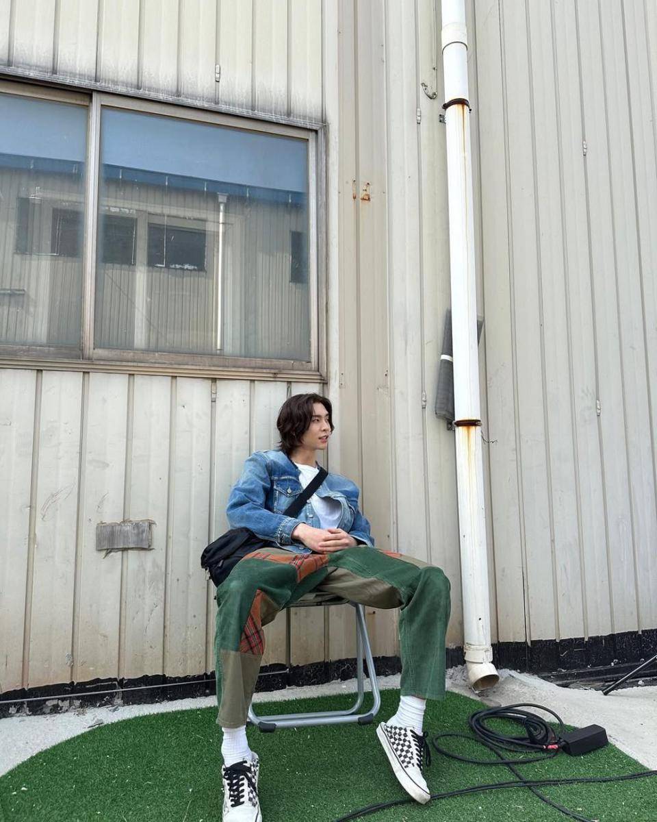 inspirasi outfit street style ala Johnny NCT (instagram.com/johnnyjsuh)